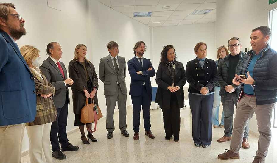 La viceconsejera de Universidad, Lorena Garrido Serrano, junto al resto de asistentes a la inauguración de las nuevas instalaciones del Centro Andaluz de Emprendimiento (CADE) de Chiclana (Cádiz).